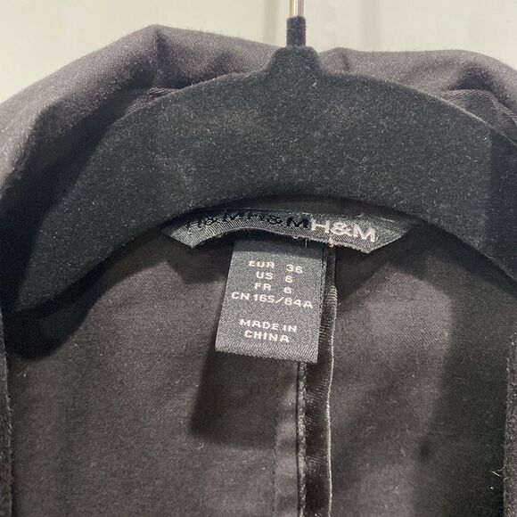 H&M Women's Black Short Sleeve Button Up Suit Blazer Jacket Sz 6 / Small - Picture 2 of 4